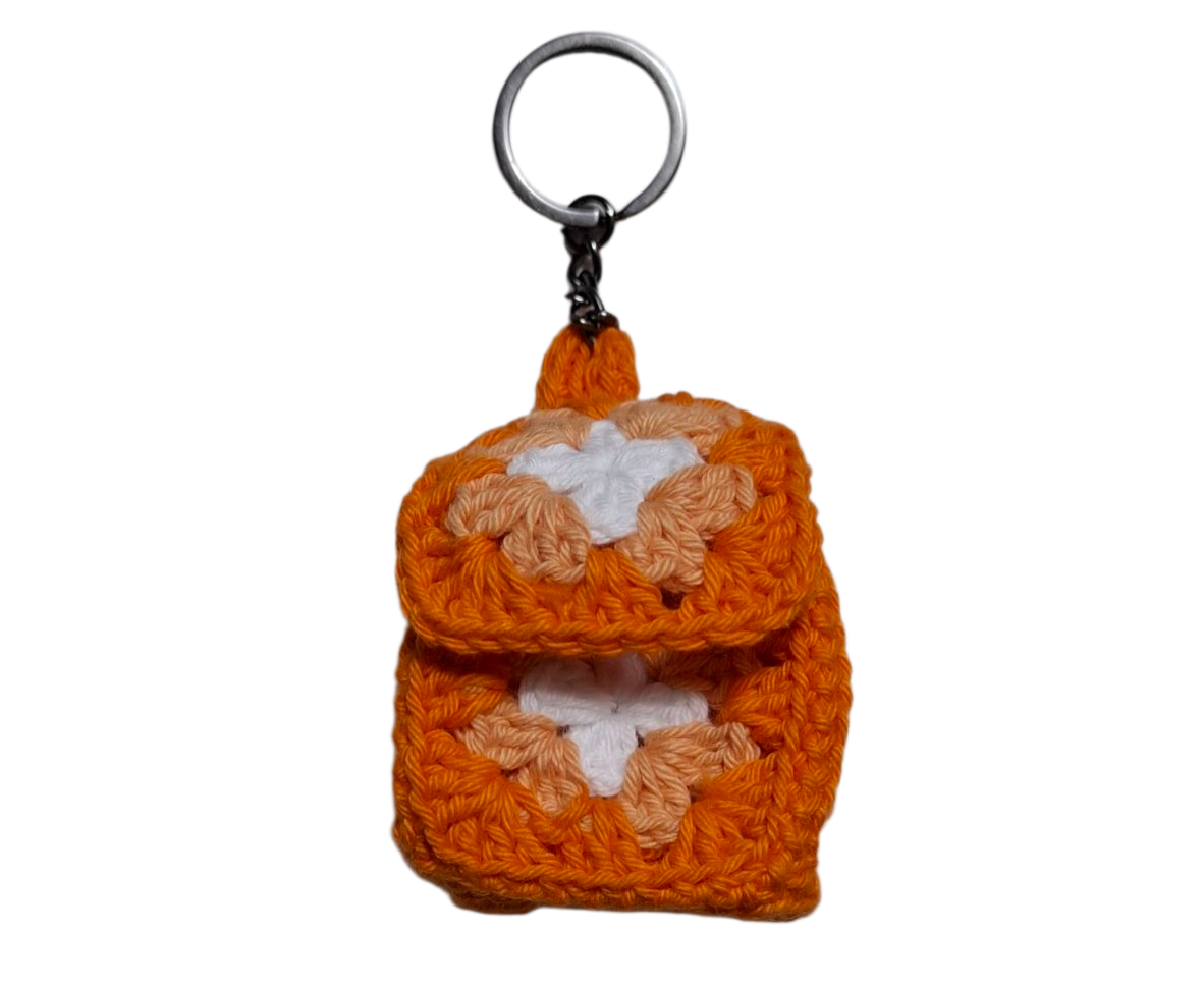 Porta-chaves amigurumi bolsinha em crochet feito à mão - disponível em várias cores